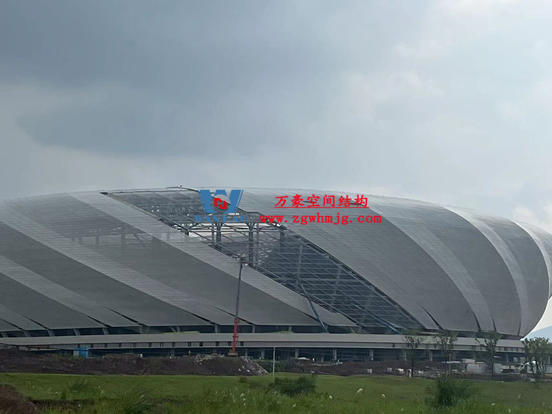 兩江新區(qū)加快建設(shè)龍興足球場（標(biāo)準(zhǔn)不降、工期不延、確保年底建成）