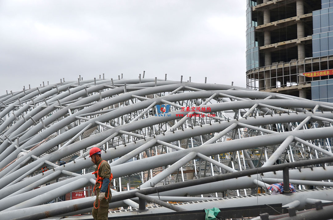 遵義高鐵新城上的一條鋼膜結(jié)構(gòu)“長(zhǎng)龍” 遵義高鐵新城上的一條鋼膜結(jié)構(gòu)“長(zhǎng)龍”