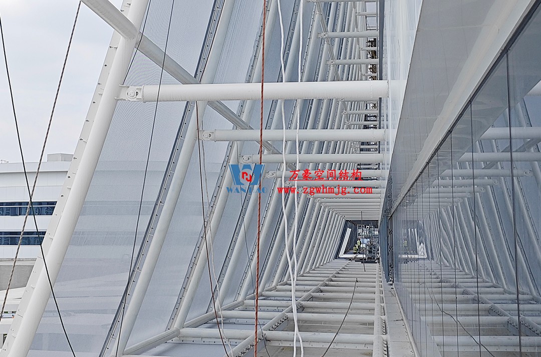 聚焦工程高質(zhì)量建設(shè)，這個(gè)網(wǎng)格織物幕墻正在施工安裝中