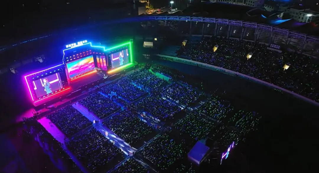 平陽體育中心群星演唱會！超萬人圍觀，現(xiàn)場火爆High唱！