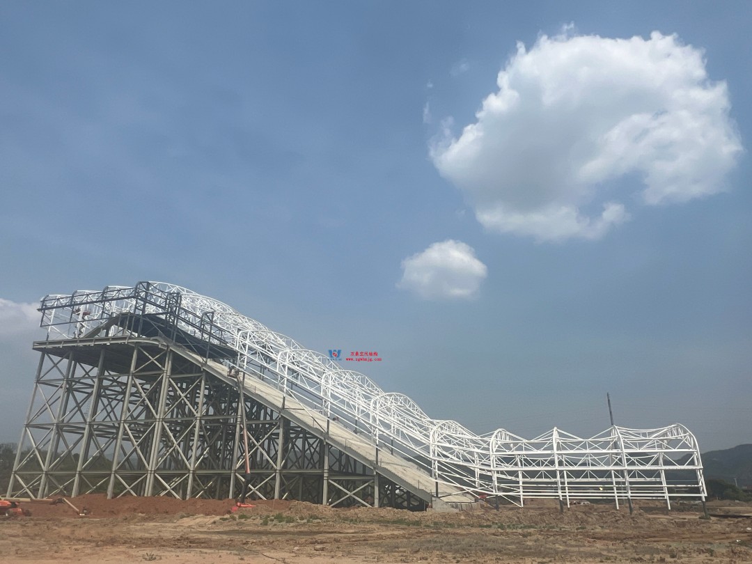 馭風逐沙，織就賽道美學——比亞迪紹興嵊州賽車場干拔沙坡觀景平臺鋼膜結構