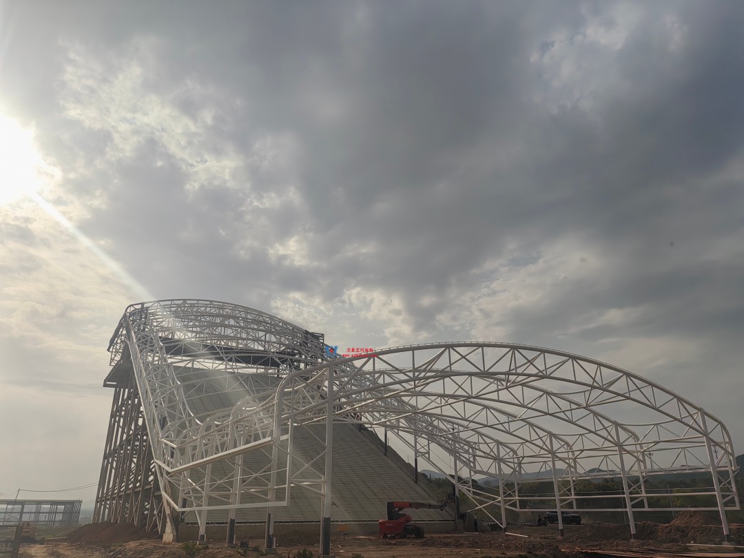 馭風逐沙，織就賽道美學——比亞迪紹興嵊州賽車場干拔沙坡觀景平臺鋼膜結構