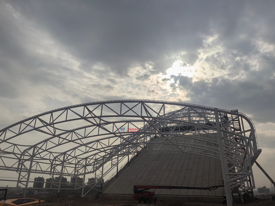 馭風逐沙，織就賽道美學——比亞迪紹興嵊州賽車場干拔沙坡觀景平臺鋼膜結構