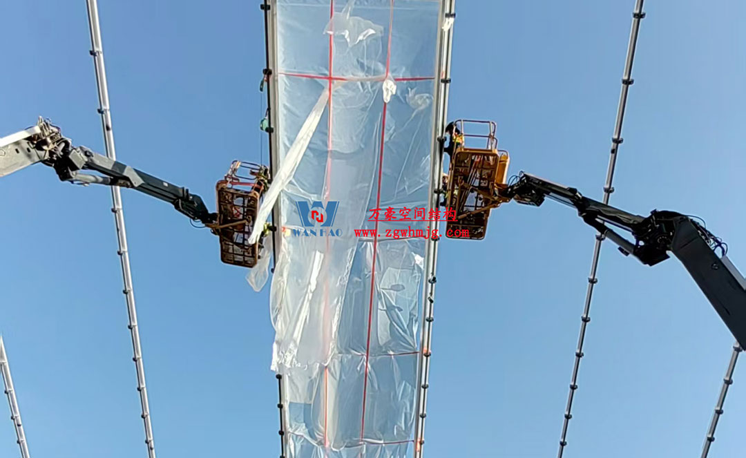 無錫奧體中心體育場ETFE膜首吊成功，太湖畔將閃耀“生態(tài)之光”