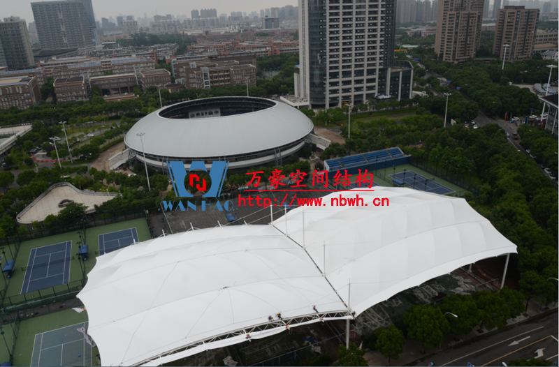 膜結(jié)構(gòu)遮陽雨棚有哪些特點(diǎn)？如何選擇合適的膜結(jié)構(gòu)遮陽棚公司？