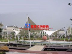 膜結(jié)構(gòu)遮陽棚有哪些特點？哪些場所可以使用膜結(jié)構(gòu)遮陽蓬？