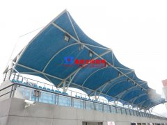 張拉膜看臺有什么哪些優(yōu)點(diǎn)？張拉膜看臺施工時(shí)有哪些注意事項(xiàng)？