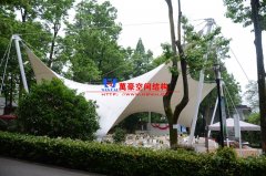 如何操作來(lái)保證膜結(jié)構(gòu)工程能承受一定的外荷載？