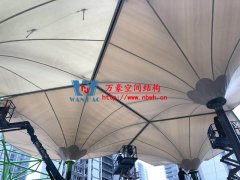 五鄉(xiāng)地鐵站傘狀PTFE膜結構工程進入膜布安裝階段