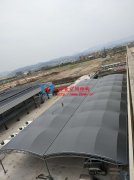 膜結(jié)構(gòu)雨棚有哪些性能特點(diǎn)？膜結(jié)構(gòu)雨棚如何起到保護(hù)的作用？